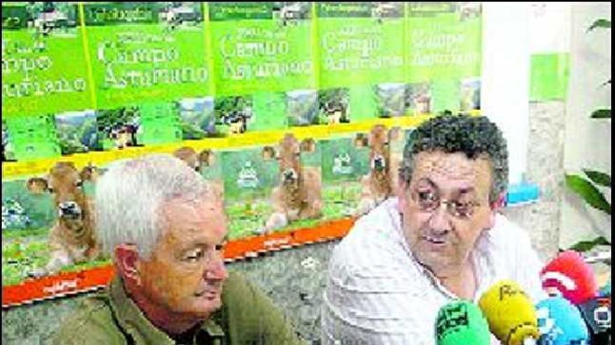 De izquierda a derecha, José Calvo, secretario general de UCA, y Francisco Velasco, concejal de Ganadería del Ayuntamiento de Aller.