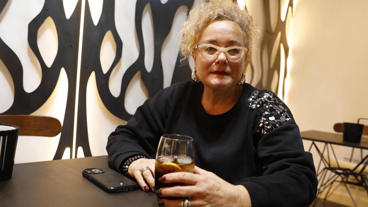 Carmen Fernández, con un vaso en la mano en el Zaperoco.