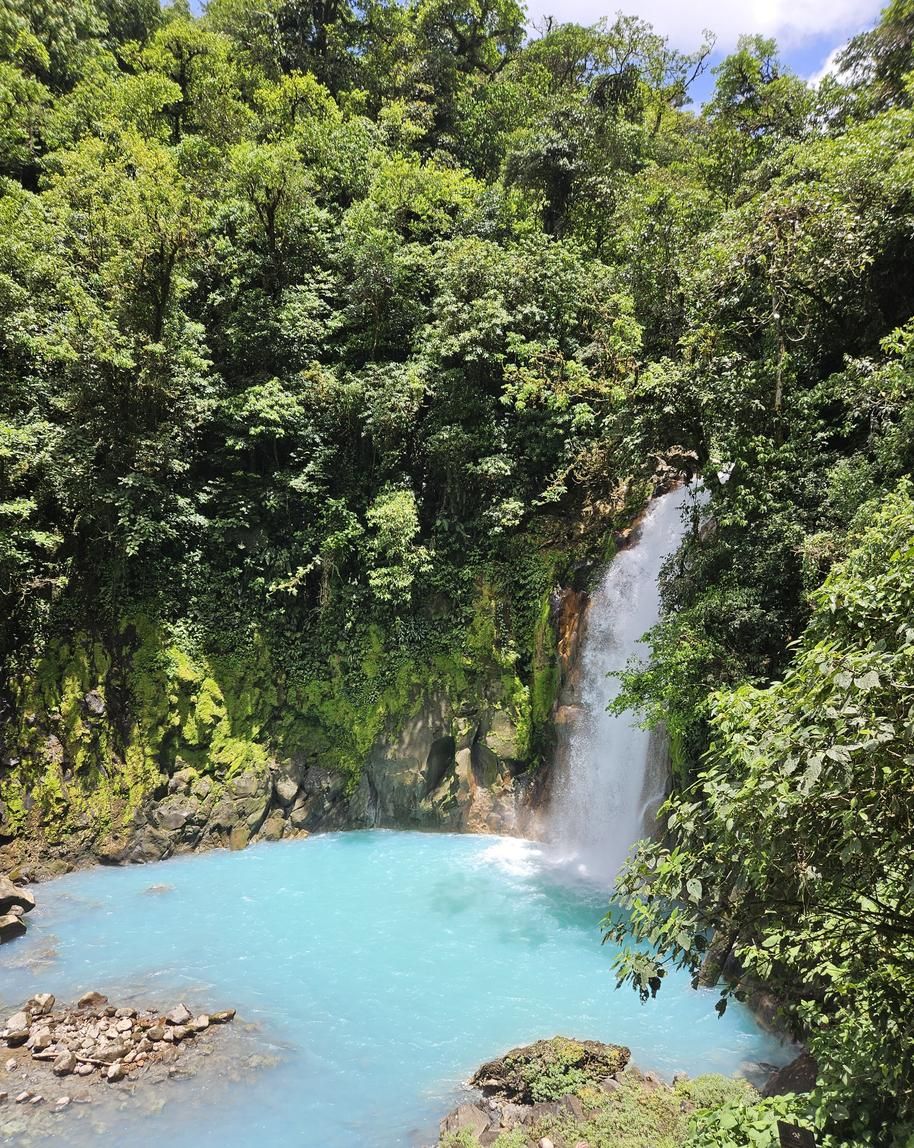 Cascada del Río celeste en Costa Rica