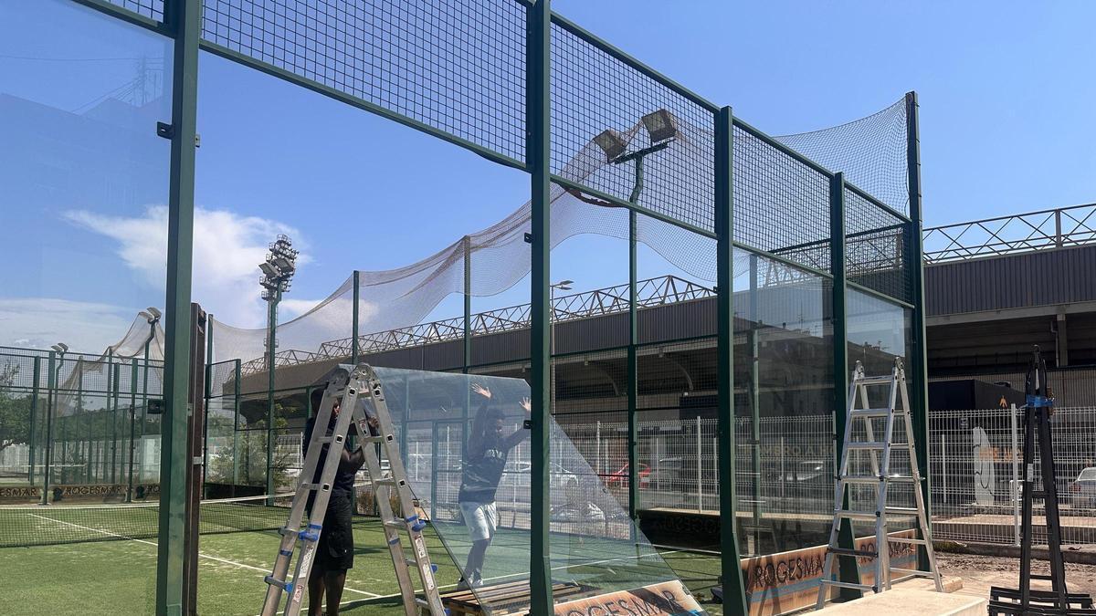 Dos operarios comienzan a retirar las cristaleras de las pistas de pádel junto al Castalia de Castelló.