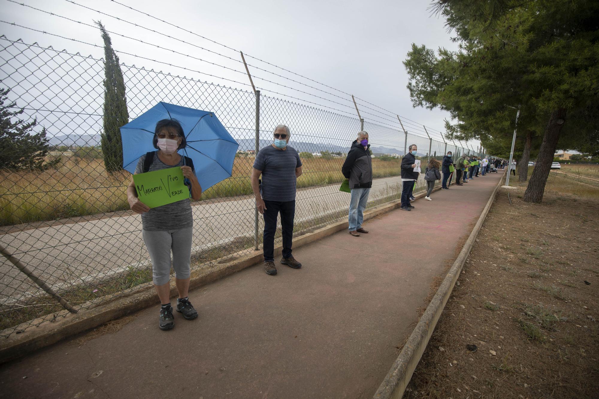 Cientos de personas participan en la cadena humana contra el parque fotovoltaico de Son Bonet