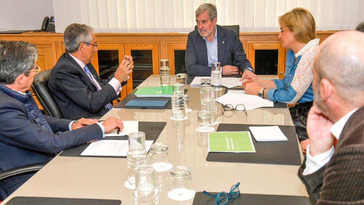 Fernando Clavijo se reúne con  los presidentes de la AECC de Las Palmas y Santa Cruz de Tenerife