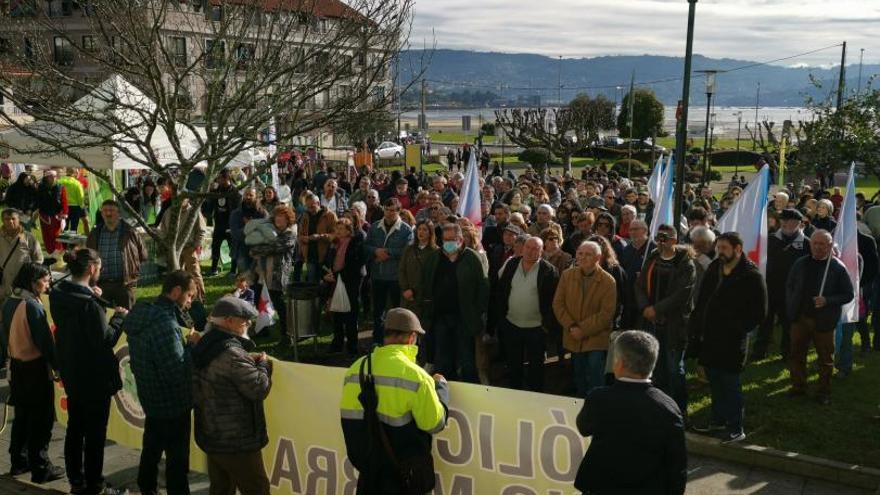 La concentración celebrada unos días en la Praza do Concello de Moaña contra los parques eólicos en O Morrazo. |   // SANTOS ÁLVAREZ