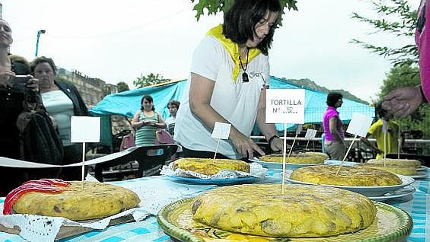 Ana Rosa García coloca las tortillas preparadas para el concurso.