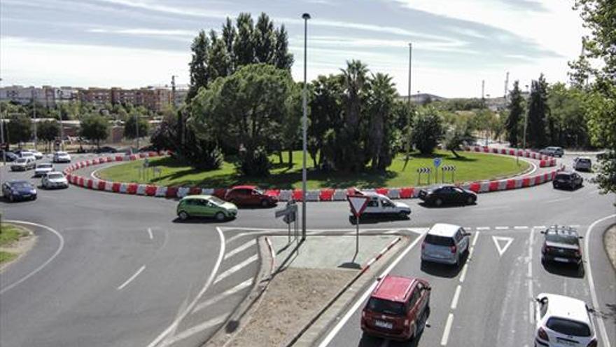 La rotonda de Renfe en Cáceres se corta al tráfico de vehículos esta noche