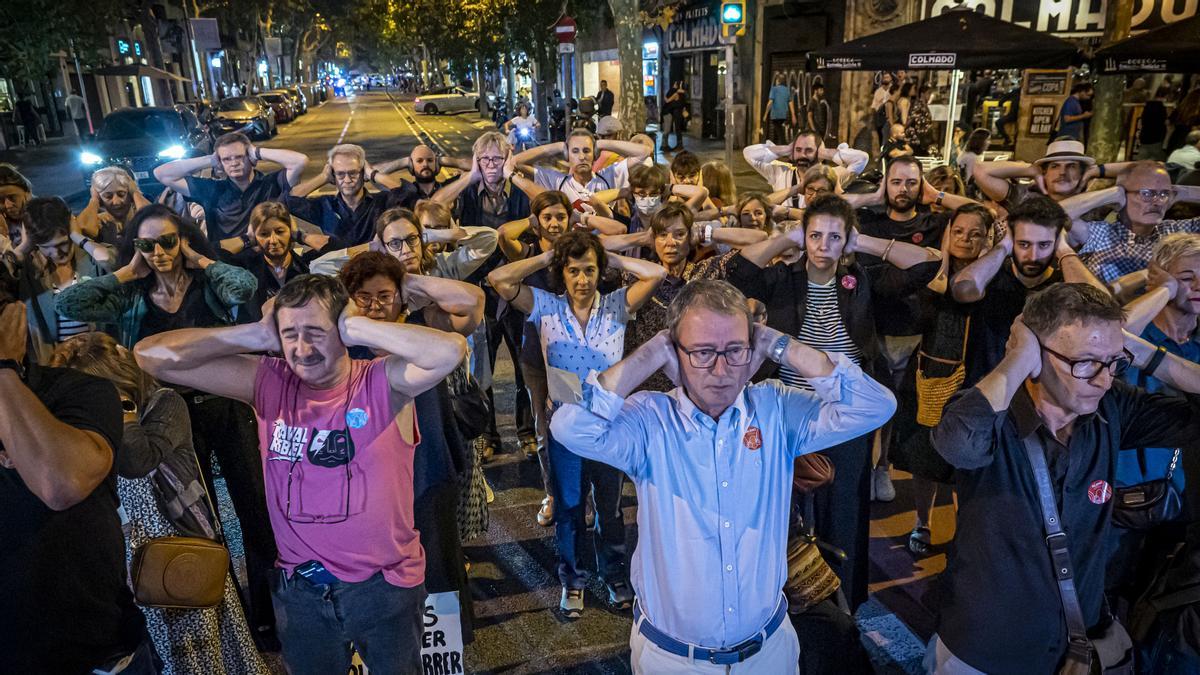 Vecinos de Enric Granados hacen una protesta silenciosa contra el ruido.