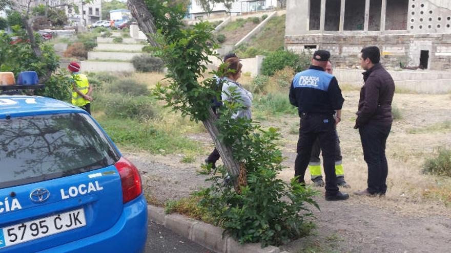 Vías y Obras cierra un edificio municipal en La Herradura  por abandono y suciedad