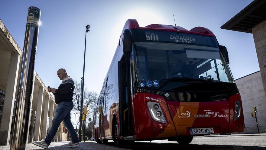 El autobús de la línea de Plaza atropella al conductor de un patinete en el barrio de Valdefierro de Zaragoza