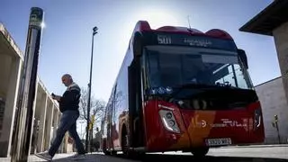 El autobús de la línea de Plaza atropella al conductor de un patinete en el barrio de Valdefierro de Zaragoza