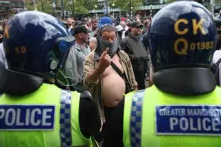 Más de 90 detenidos por la violencia de la ultraderecha en ciudades británicas