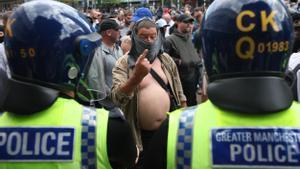 Un manifestante se enfrenta a la policía durante una manifestación de la ultraderecha en Manchester, Reino Unido, este sábado.