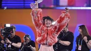 Nemo, representante de Suiza, recoge su premio como ganador de Eurovisión.