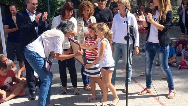 Los niños entregaron un poema a los nietos de Pere Rosselló.