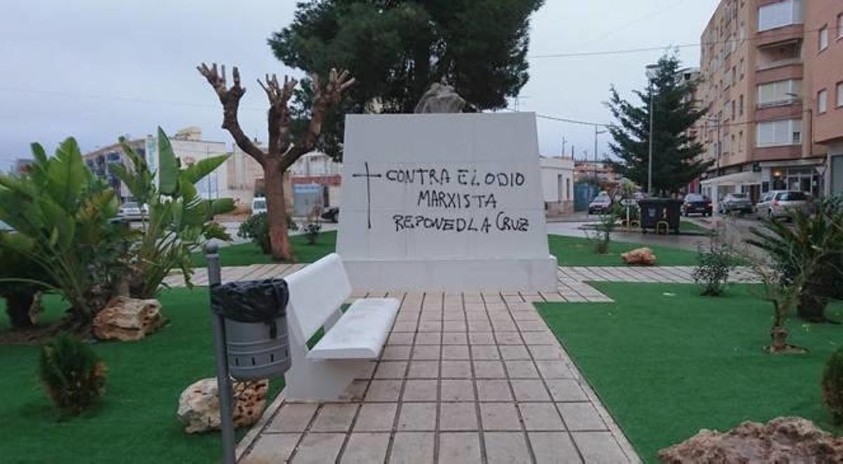 Pintadas en la parte trasera del Monumento a la Paz y la Reconciliación.