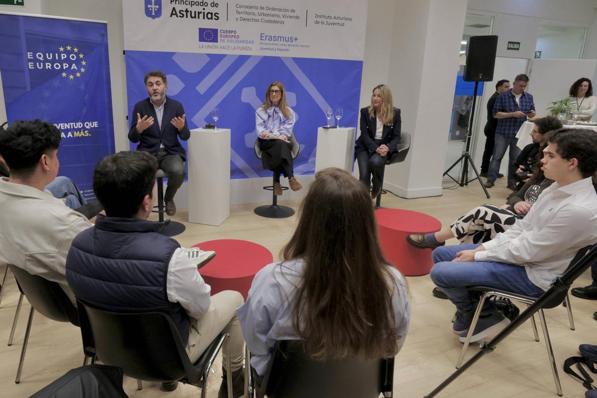 Un momento de la charla, con la moderadora, María José Iglesias, periodista de LA NUEVA ESPAÑA, en el centro, entre Fernández y Solís.
