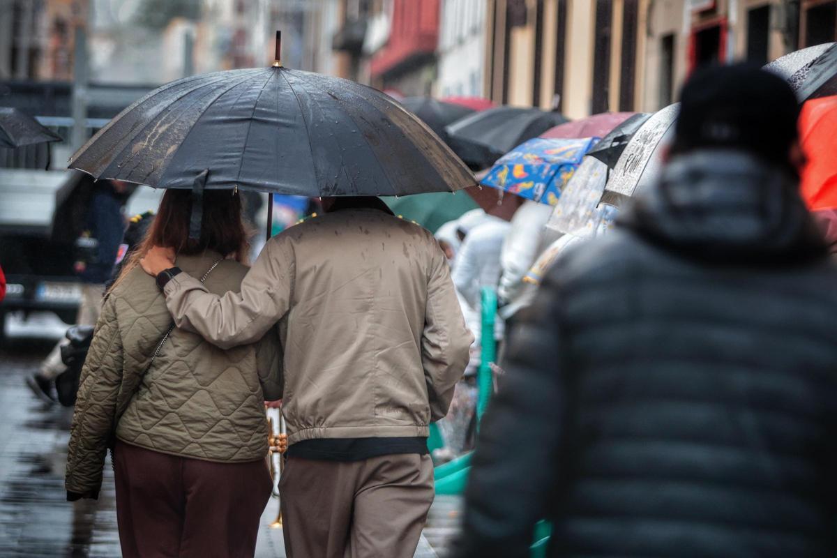Una pareja comparte paraguas en uno de los lluviosos días que ha sufrido La Laguna este enero.