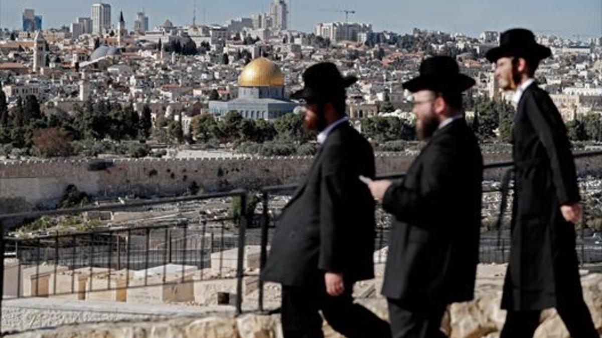 Ultraortodoxos 8Israelís en el Monte de los Olivos de Jerusalén, ayer.