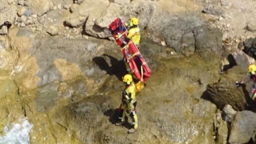 Herida grave al golpearse en el agua tras saltar al mar desde un acantilado