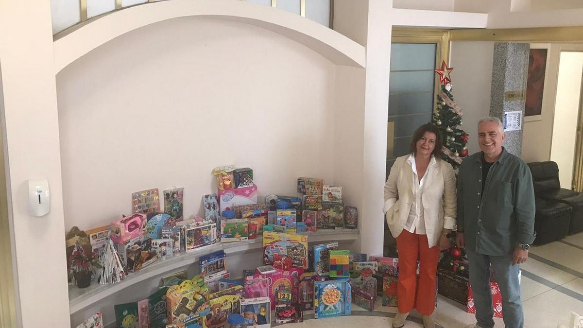 LAS PALMAS NAVIDAD LAS PALMAS: El Distrito Centro y el CEIP Giner de los  Ríos entregan un centenar de juguetes a la Casa Galicia para la Campaña '+  Que Reyes'