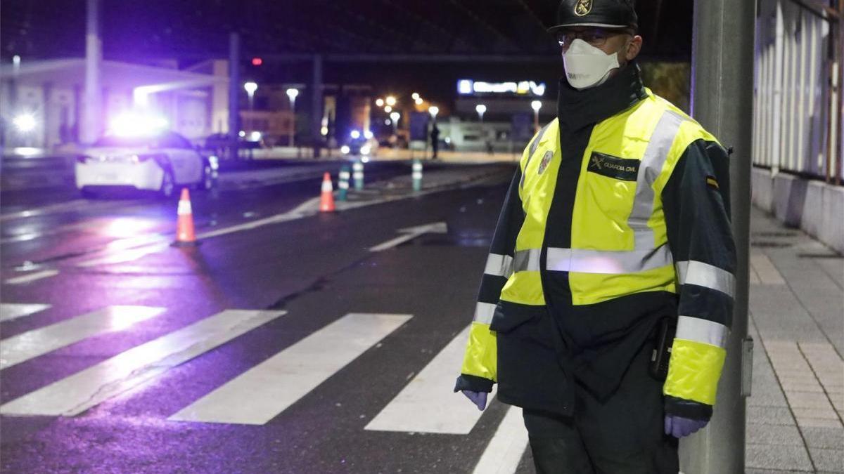 Los guardias civiles en cuarentena tras ser escupidos por una detenida permanecen asintomáticos en casa