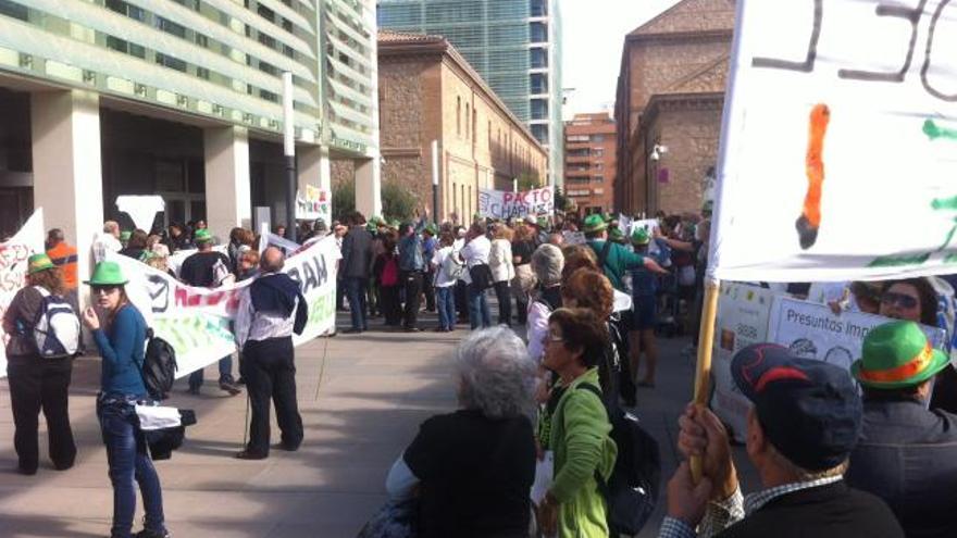 Los manifestantes ante la sede de Territorio