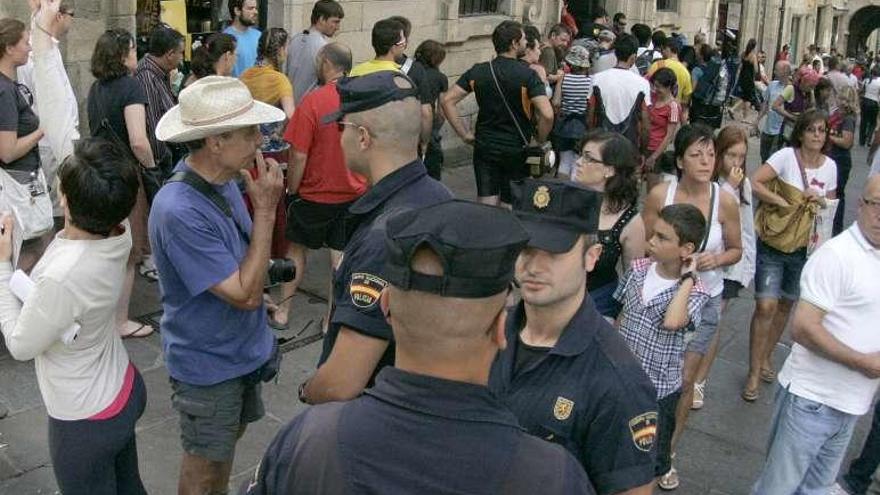 Policías y turistas en las calles de Santiago. // Xoán Álvarez