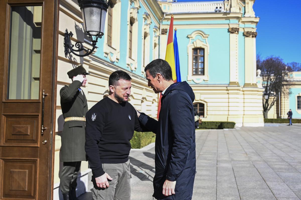 KIEV (UCRANIA), 23/02/2023.- El presidente del Gobierno, Pedro Sánchez (d), se reúne este jueves con el presidente de Ucrania, Volodímir Zelenski (i), en Kiev, Ucrania. La visita este jueves a Ucrania del jefe del Gobierno, Pedro Sánchez, es la segunda que realiza desde el inicio de la invasión rusa hace justo un año, y con ella pretende ratificar al presidente de Ucrania, Volodímir Zelenski, el pleno apoyo de España a su país. EFE/ Moncloa/borja Puig De La Bellacasa SOLO USO EDITORIAL/SOLO DISPONIBLE PARA ILUSTRAR LA NOTICIA QUE ACOMPAÑA (CRÉDITO OBLIGATORIO)