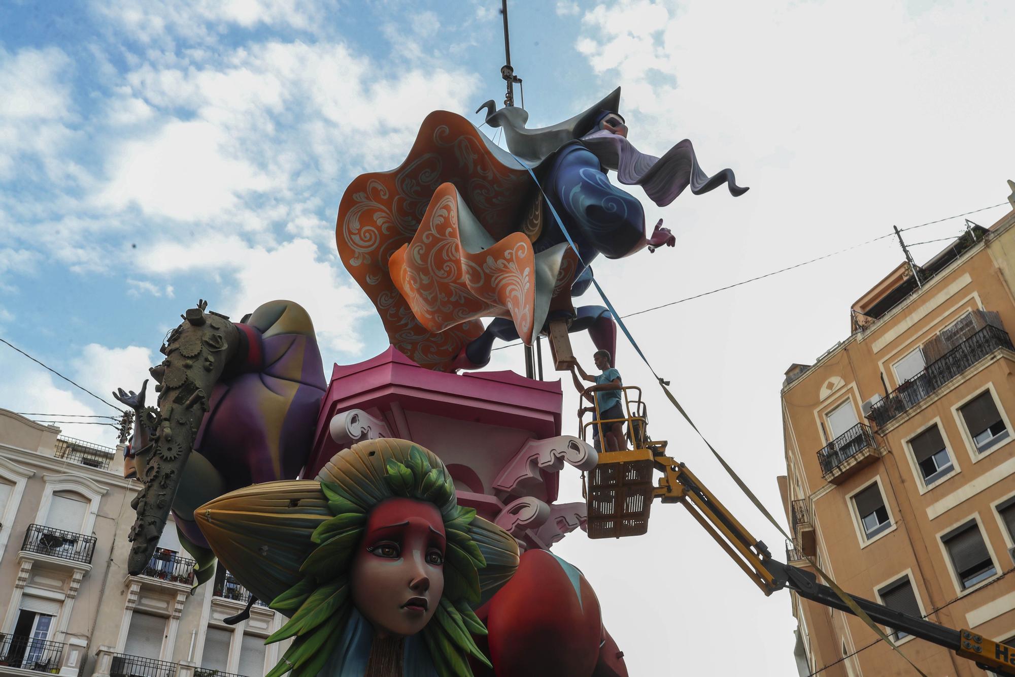 Fallas 2021. Así "vuela" el remate de la falla Sueca-Literato Azorín