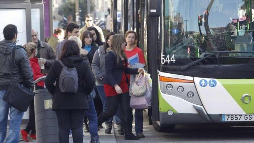 La &quot;tarjeta verde&quot; para viajar en el transporte público  será sustituida por un nuevo sistema.  // R. Grobas