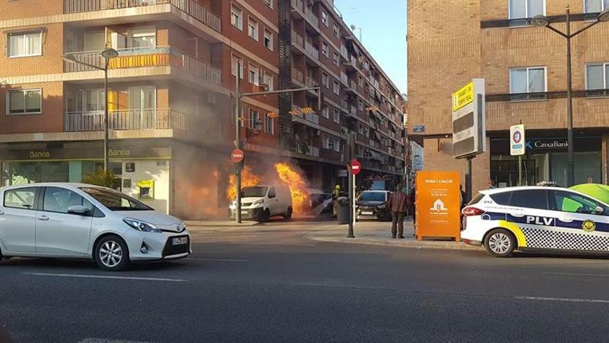 Una furgoneta afectada por el incendio de un contenedor en Camins al Grau