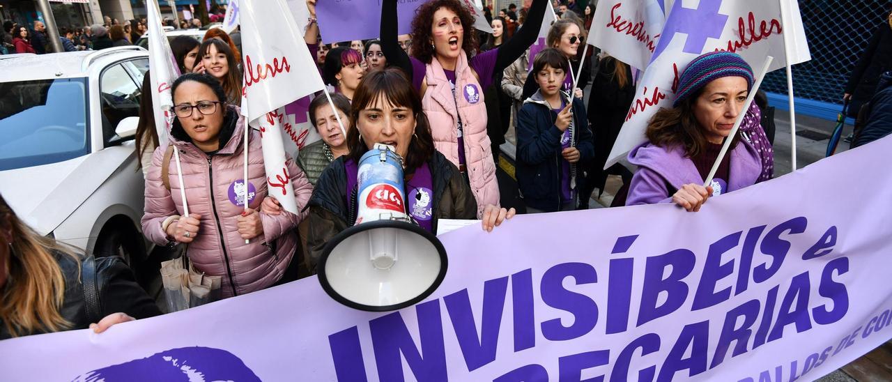 Mujeres sostienen una pancarta sobre precariedad laboral en una marcha del 8M en Pontevedra.