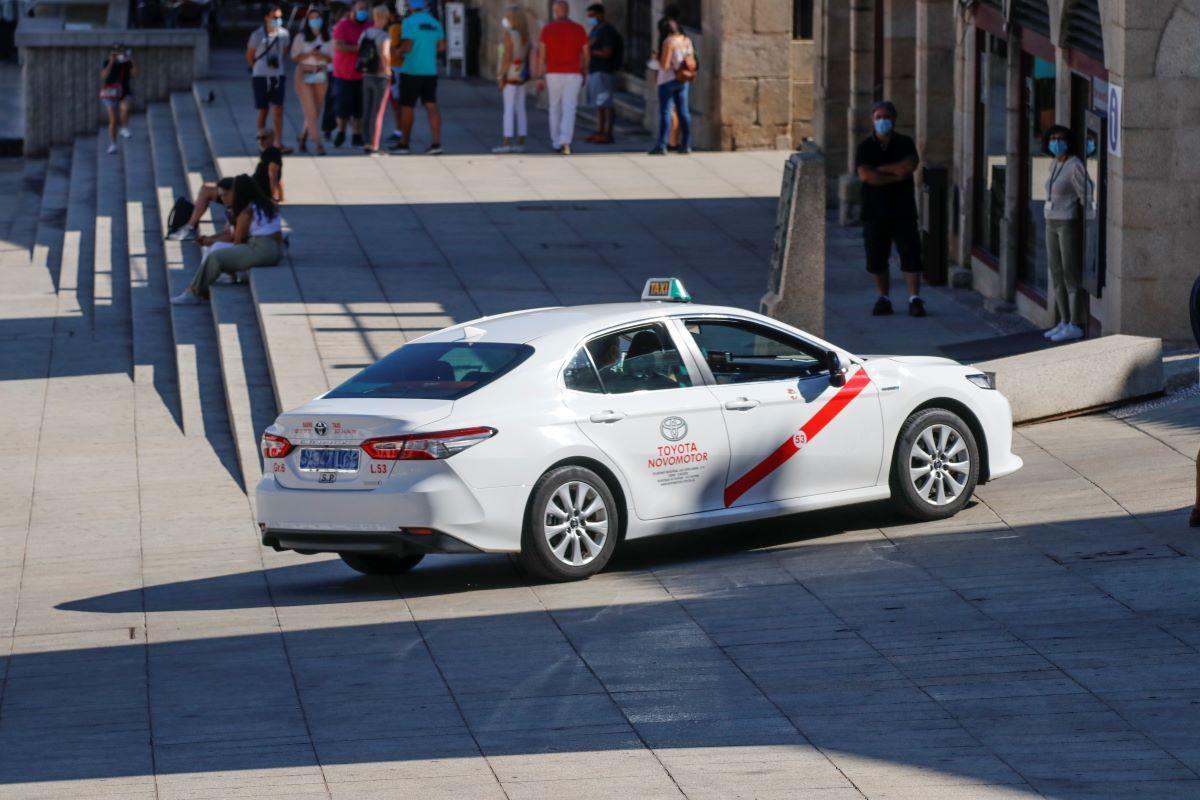 Imagen de un taxi en la plaza en Cáceres.