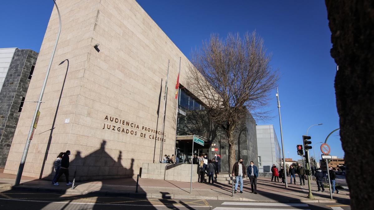 Una imagen del palacio de justicia de Cáceres, donde se encuentra la Fiscalía de Menores.