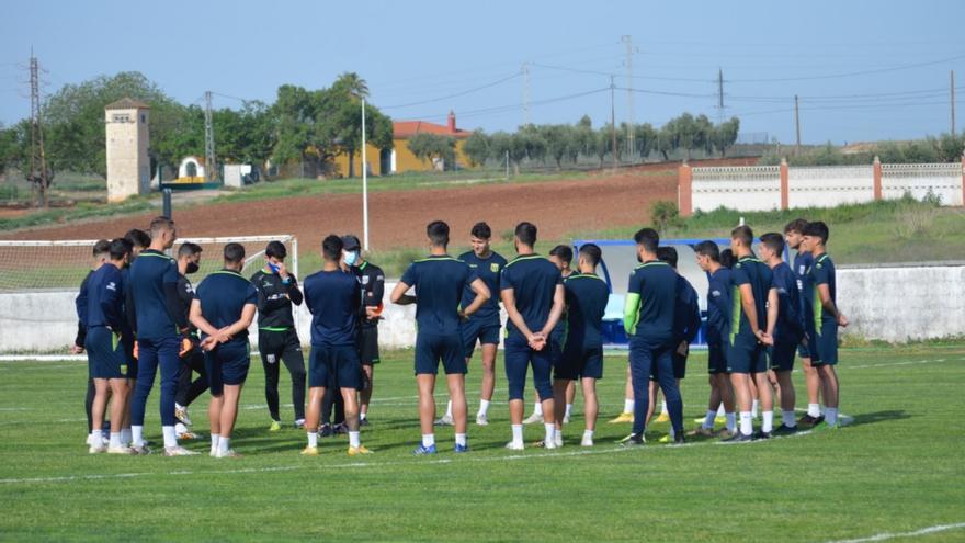 Corro de los jugadores del Mérida antes de un entrenamiento.