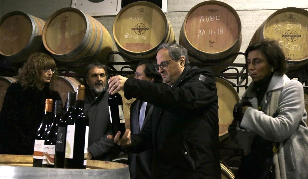 Quim Torra examina vinos producidos por la Cooperativa Agrícola de Batea que ha ampliado sus instalaciones, en Batea, Tarragona.