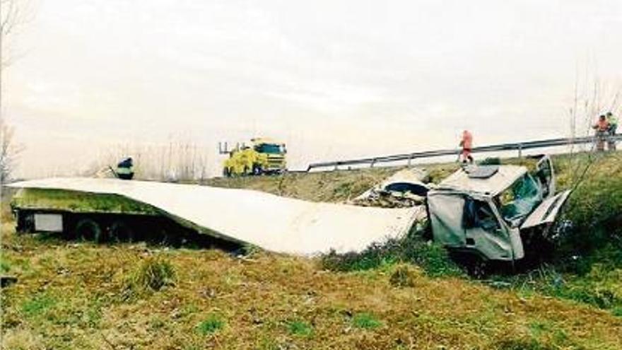 Tallen un carril de l&#039;AP-7 en bolcar un tràiler de fruita