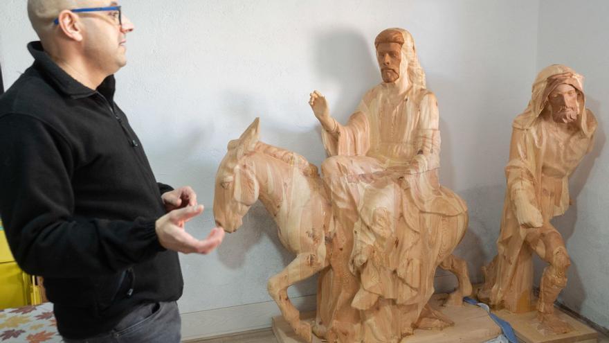 Juan Manuel Bragado junto a las dos de las cuatro imágenes del nuevo paso tallado en 3D. Proceso de escaneo y talla de las figuras. | |  JOSE LUIS FERNÁNDEZ / CEDIDAS