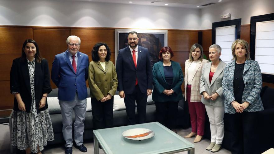 recepción en presidencia. El presidente del Principado, Adrián Barbón, en el centro, y a su derecha, la presidenta de Cruz Roja España, María del Mar Pageo, junto a otros responsables de la organización.