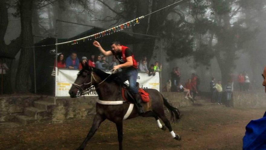 Uno de los jinetes participantes en la carrera de cintas a caballo.