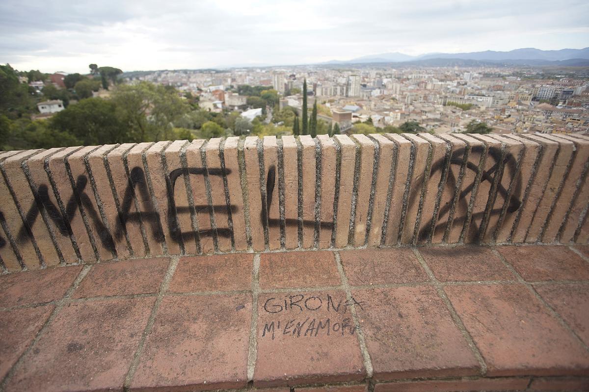 Les torres de la muralla de Girona, farcides de pintades Les torres de la muralla de Girona, farcides de pintades