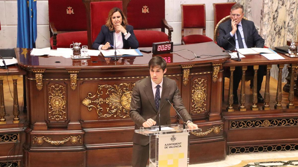 Borja Sanjuan interviene en el pleno del Ayuntamiento de València.