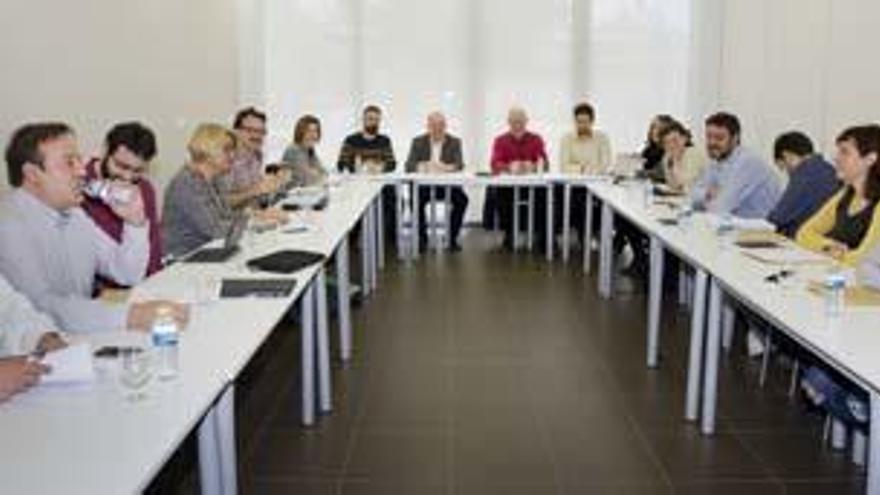 El equipo de gobierno, poco antes de comenzar el encuentro.