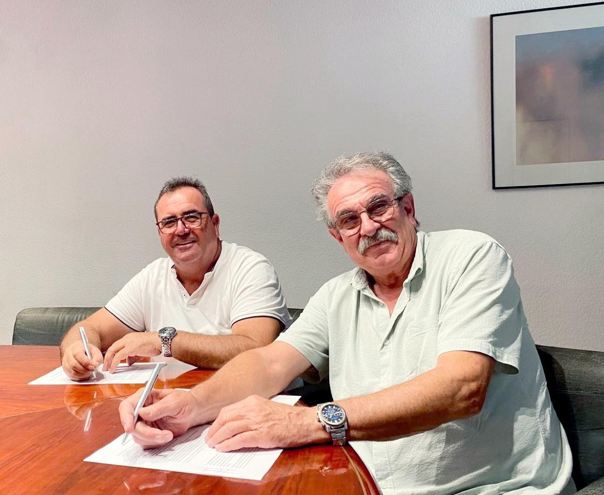 De izquierda a dercha, Salvador Cardete, presidente de Coalmar, y Josep Vicent Salor, presidente de Green Fruits.