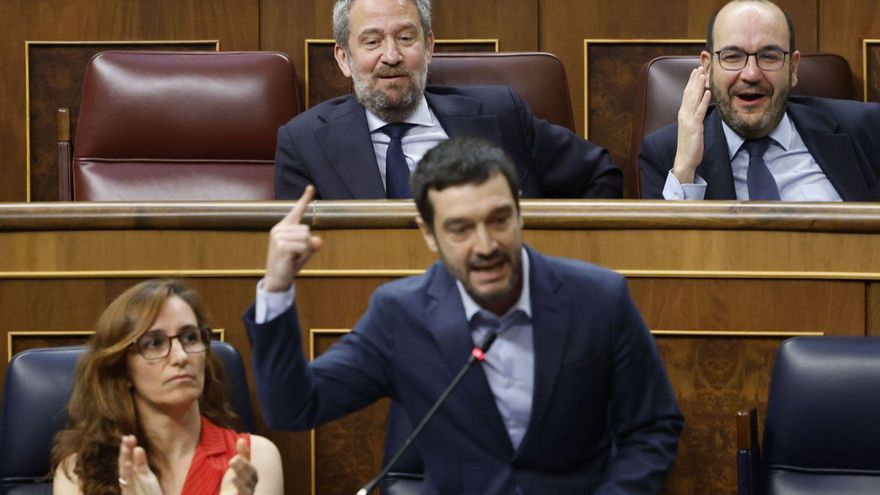 Pablo Bustinduy con la ministra de Sanidad, Mónica García, y detrás dos diputados gallegos del PP, Jaime de Olano y Álvaro Pérez.  | |  MARISCAL/EFE