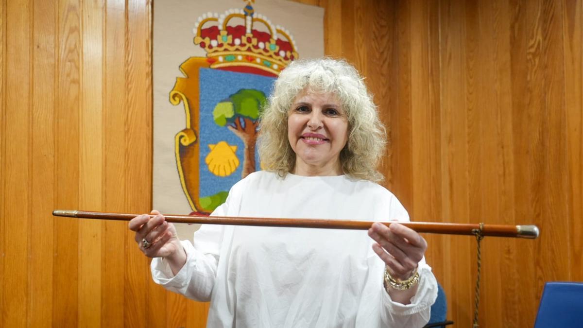 La nueva alcaldesa de Cambre, Diana Piñeiro, recién investida, con la vara de mando, en el salón de plenos.