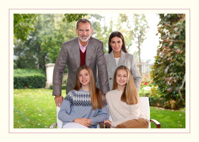 El rey Felipe, la reina Letizia, la princesa Leonor y la infanta Sofía felicitan la Navidad con esta foto