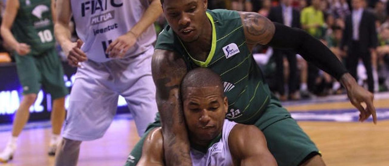 Eulis Báez, en su etapa en el Joventut, pelea un balón con Earl Rowland, del Unicaja, con Albert Oliver detrás.