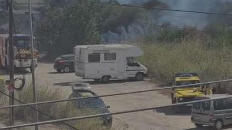 VÍDEO: Un incendio amenaza unas viviendas situadas en la carretera de Jesús a Talamanca