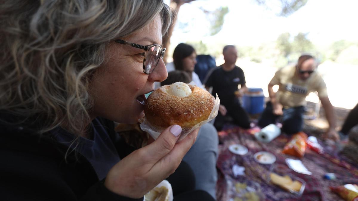 La razón por la que se llama "mona" al dulce típico de Pascua y por qué lleva un huevo