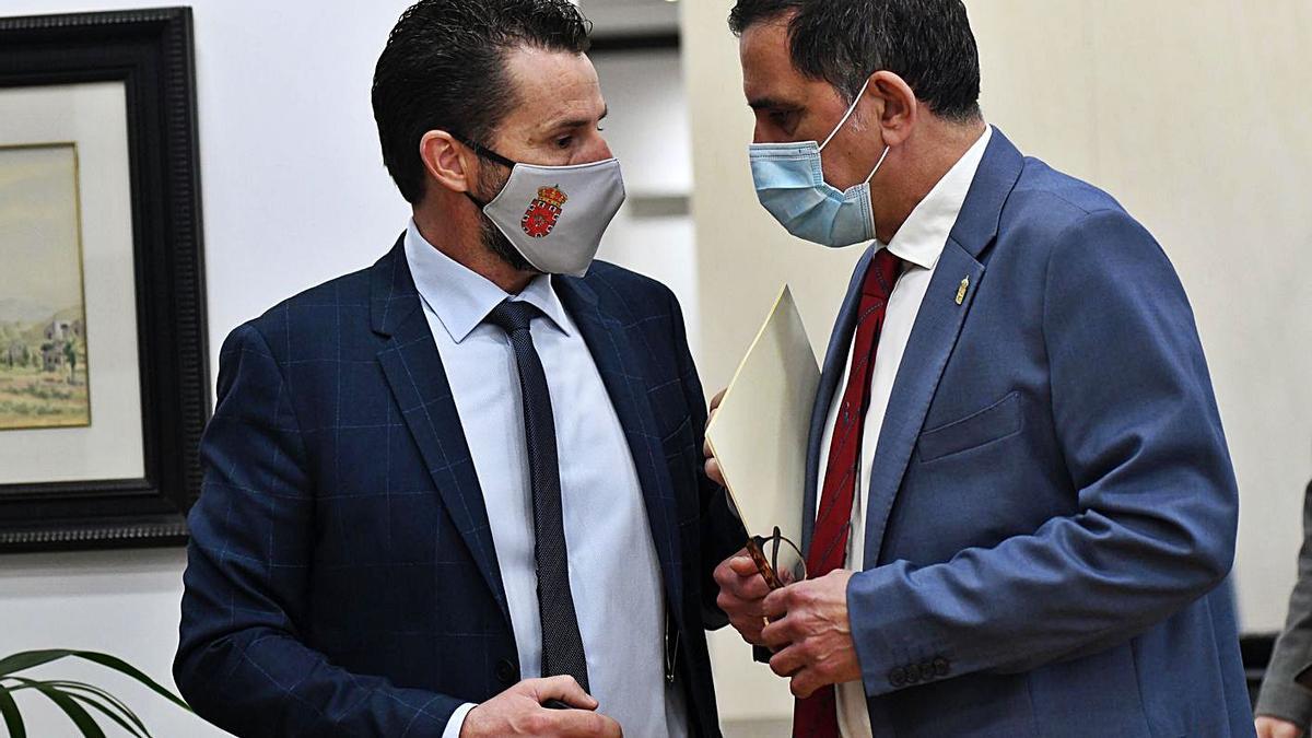 José Antonio Serrano (d) y Mario Gómez tras la moción de censura de marzo. | ISRAEL SÁNCHEZ